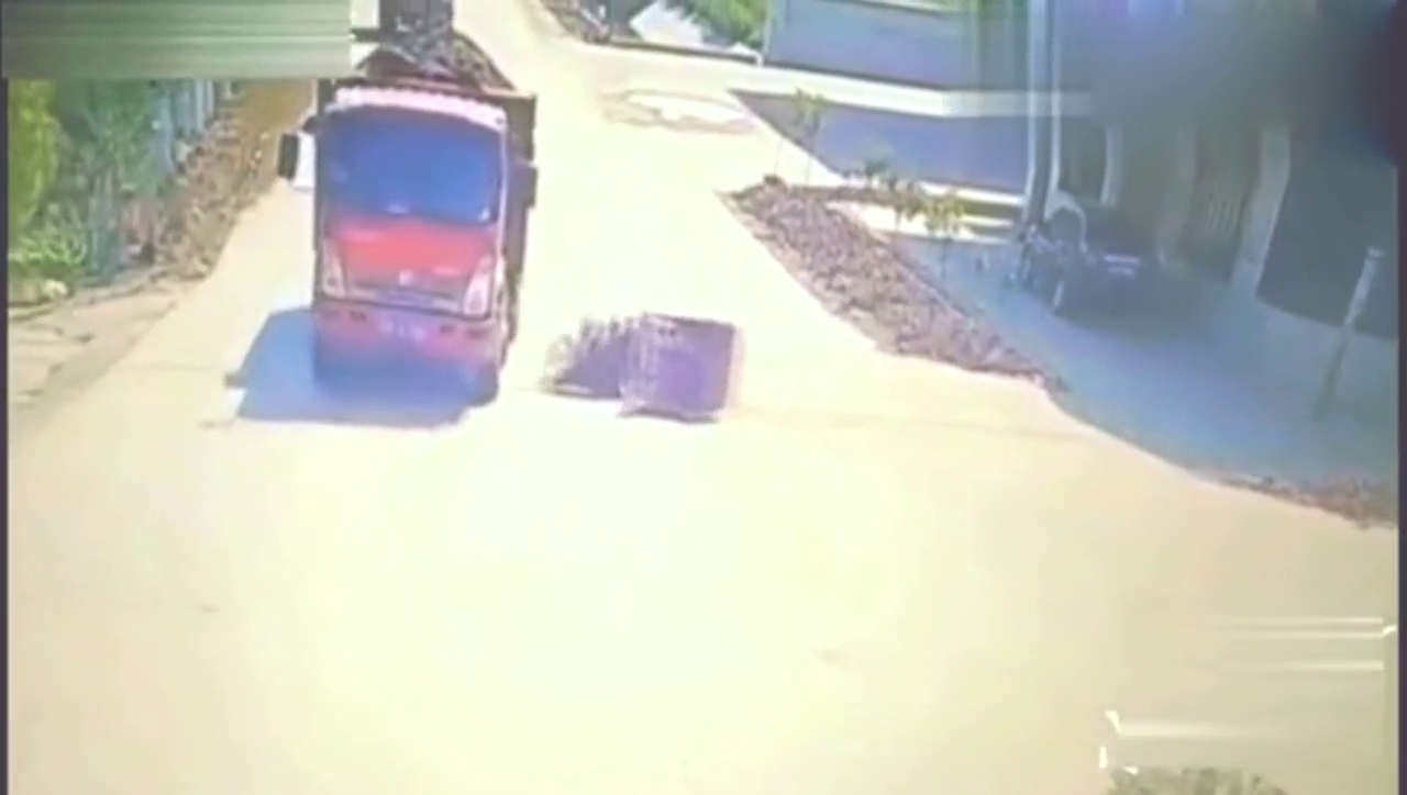 电动车卷入车底，大货车却遭了殃，司机要负责吗