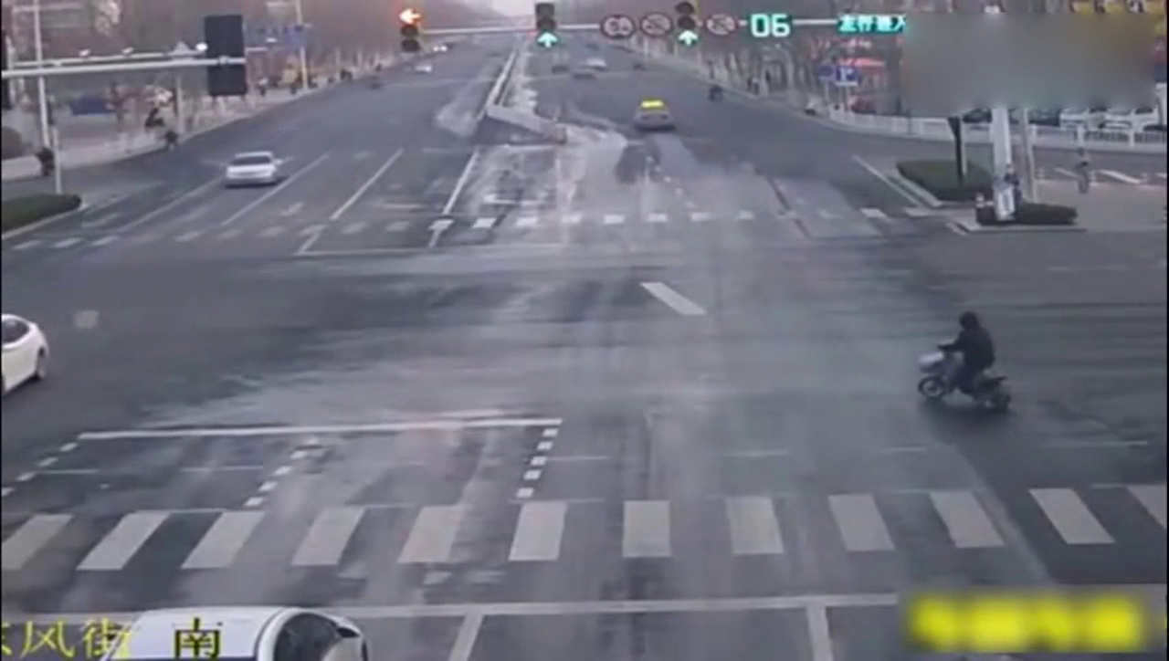 电动车男子随意闯红灯被撞，可接下来一幕万万没想到