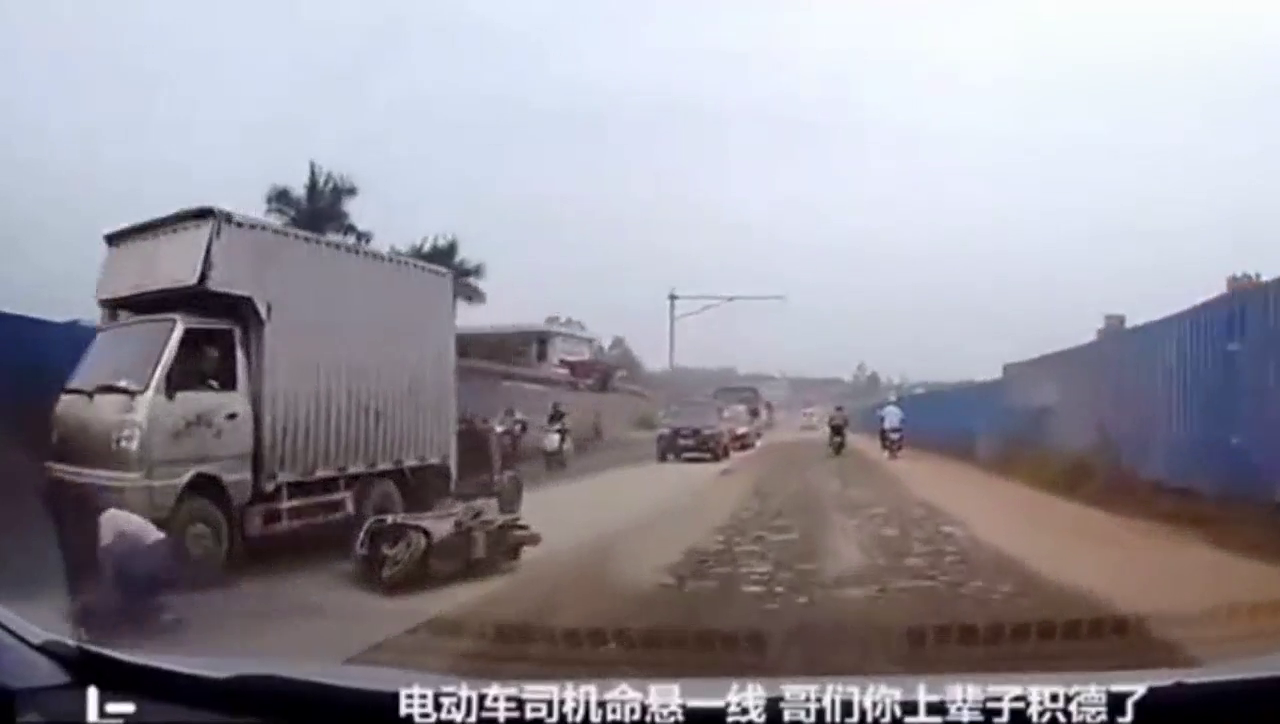 为保住性命电动车司机连滚带爬，这一幕太心酸了！