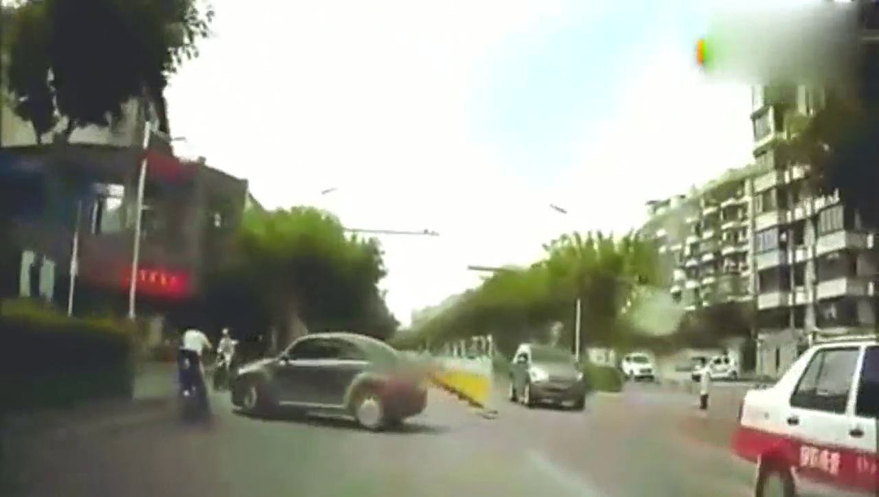 大众违规掉头，电动车小伙走快车道，大家说说撞上了算谁的责任