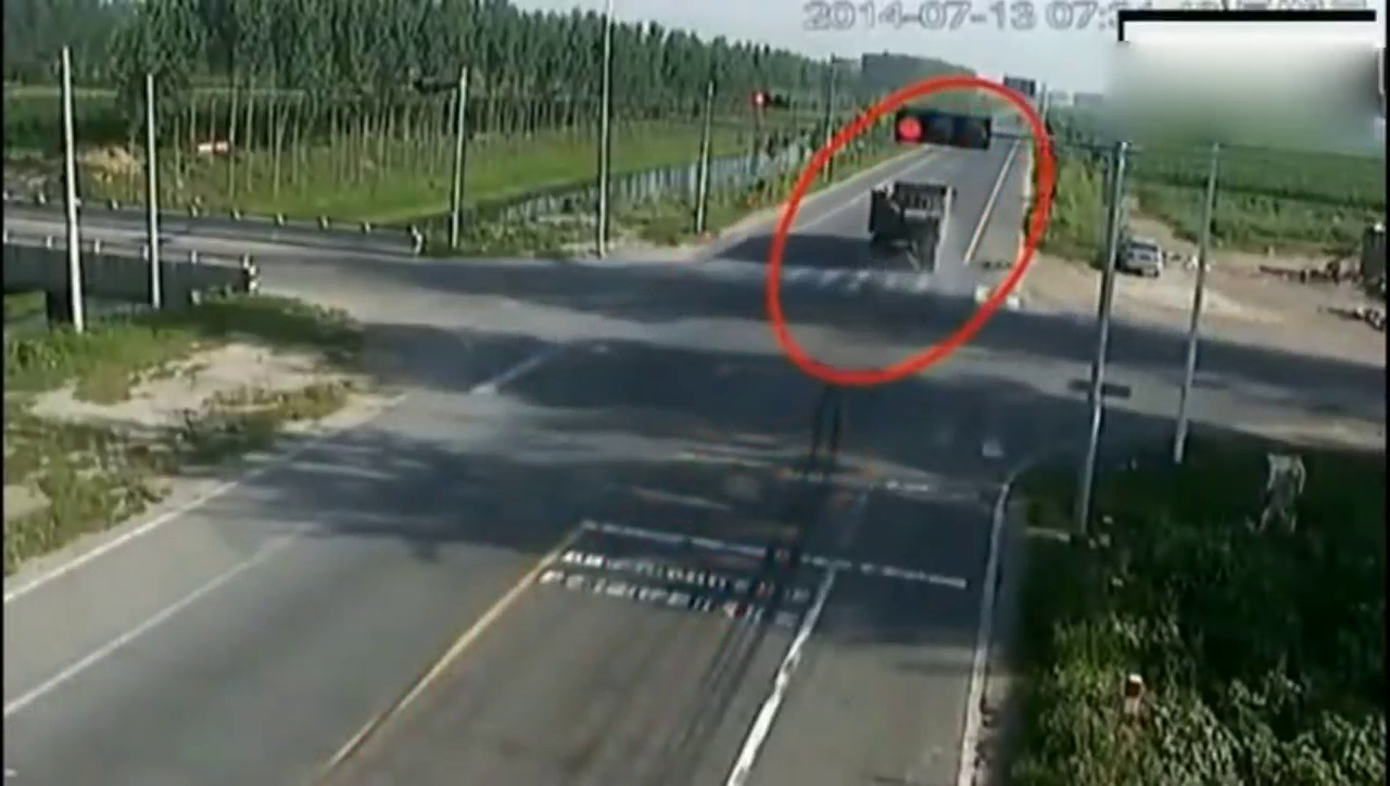 大货车闯红灯还不减速，电动车发现时却已来不及