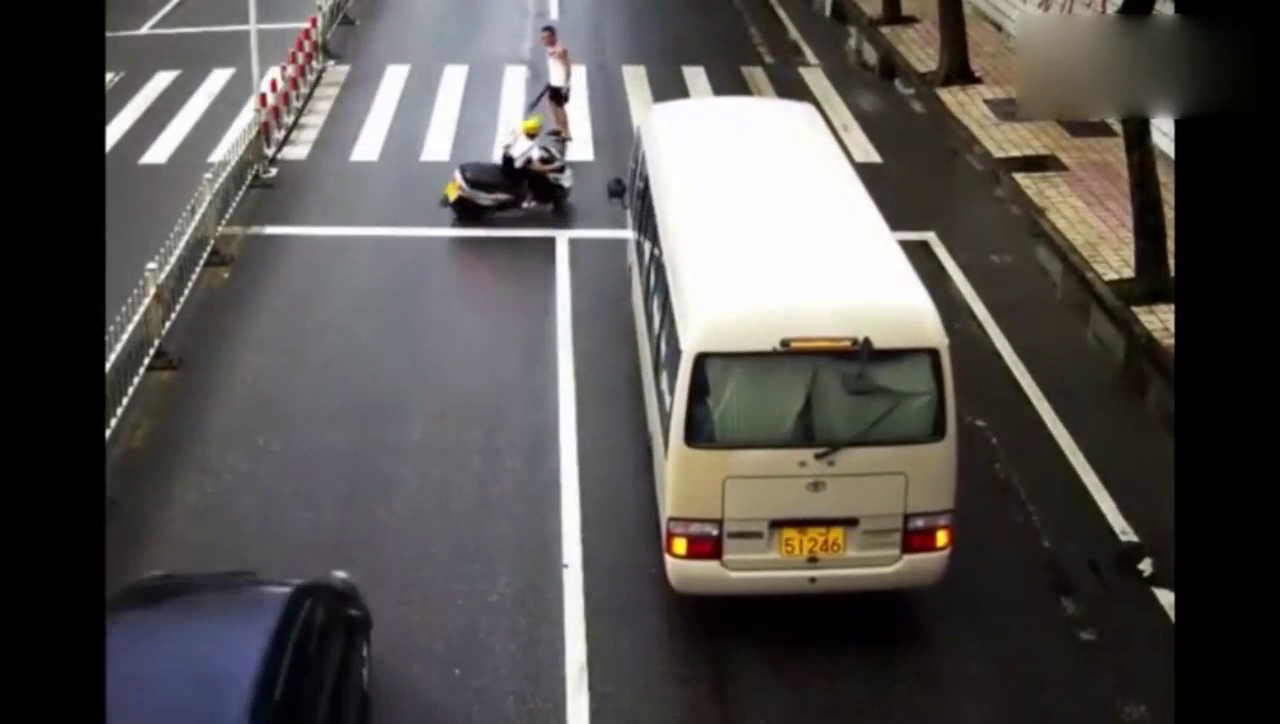 男子在斑马线过马路用手挡车子先行，结果还是被电动车坑到了