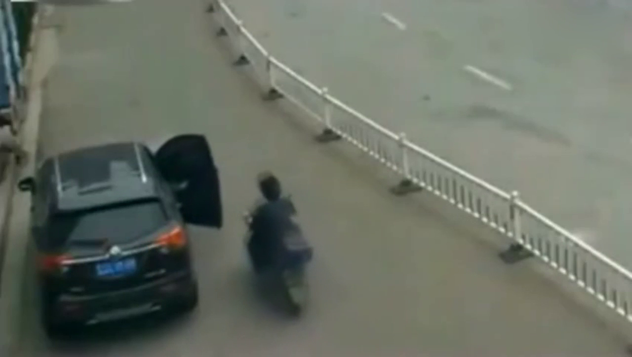 电动车男子潇洒行驶，突然发现小车不对劲，监控拍下他懵逼一幕！