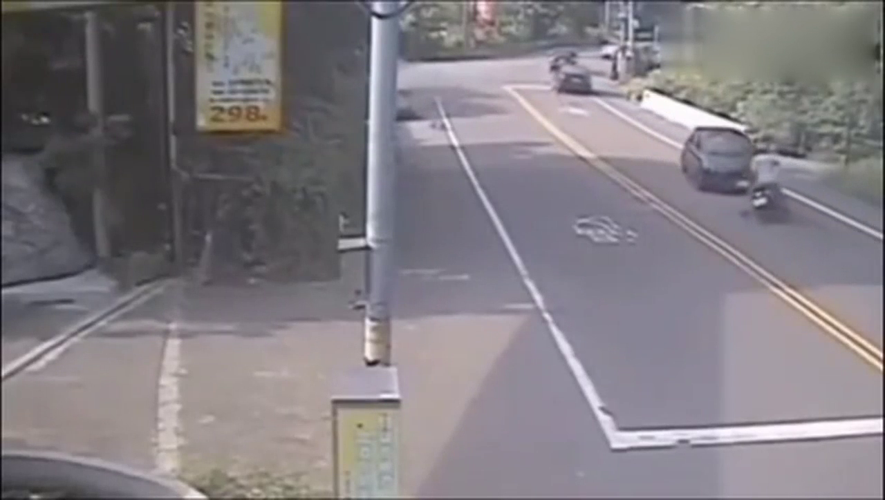 电动车看到前面摩托车被撞飞，没想到倒霉的却是自己