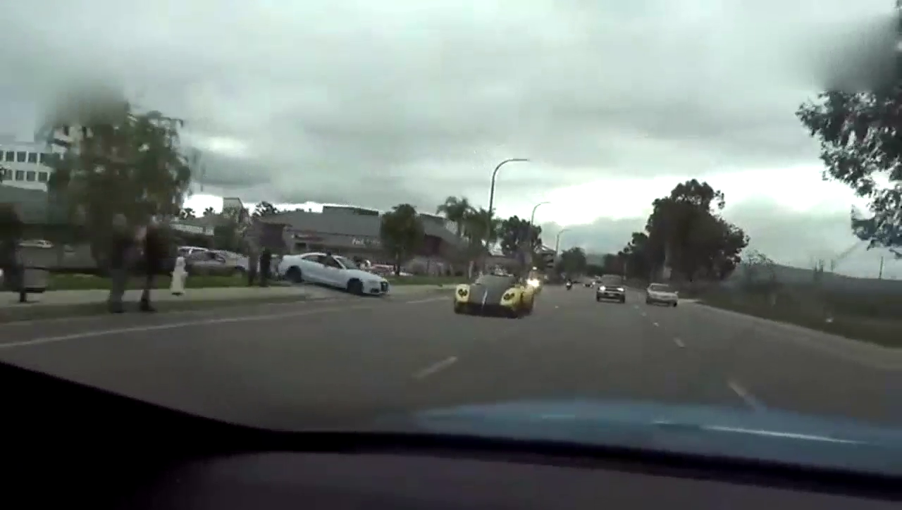 当2500万帕加尼跑车公路上遇到交警的时候，这油门也不敢踩啊