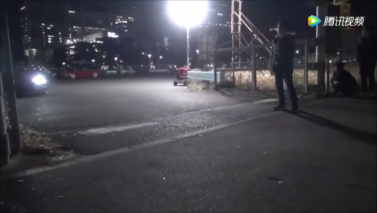 一低遮百丑 众多改装车通过不平路段