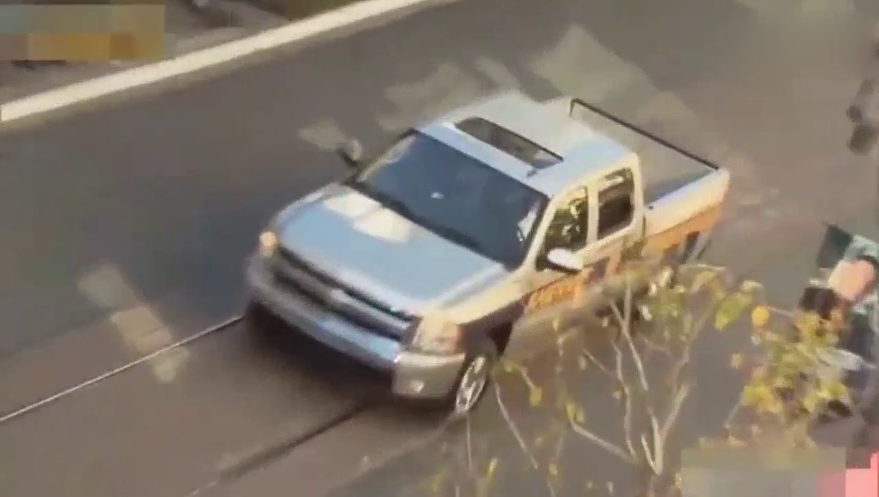 摇下车窗的一瞬间，跑车车主顿时吓懵了！