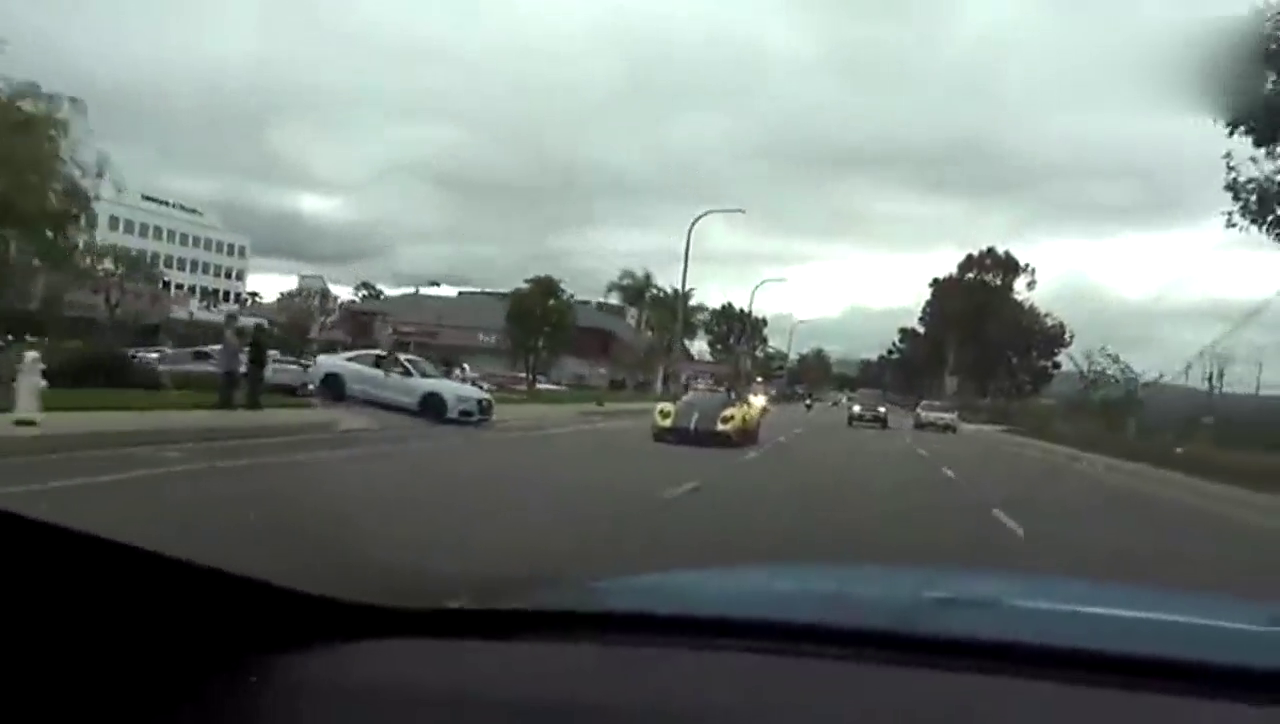 4000万帕加尼跑车遇到骑宝马重机车的交警，车主当场懵逼了！