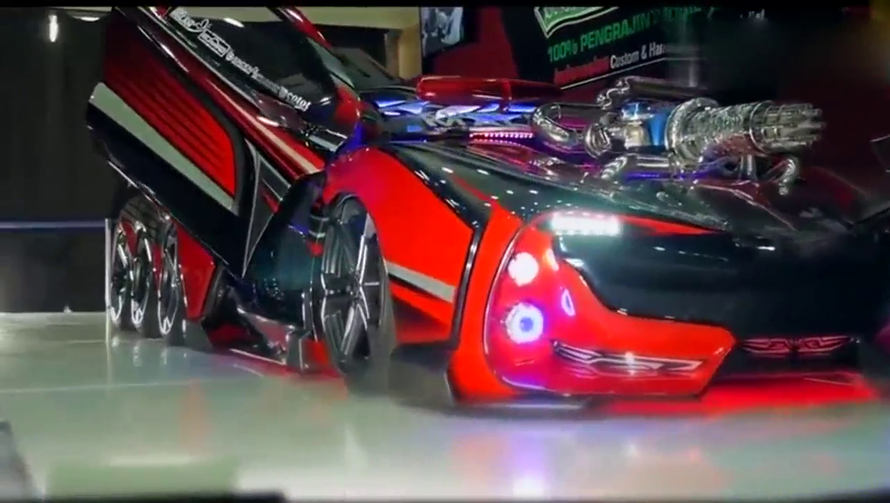 全球仅此一辆, 八个轮胎的跑车比法拉利还快, 用白金加特林当车头