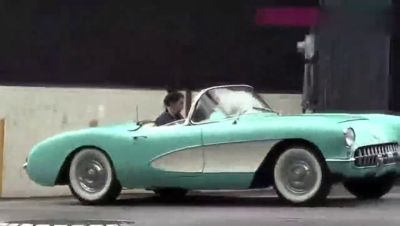 加油站跟着两位跑车女司机，妹子的举动点个赞