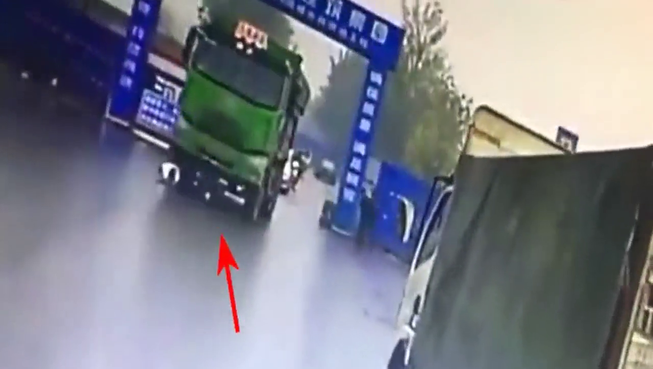 电动车小伙这样挑战大货车，无情大货车直接压了过去