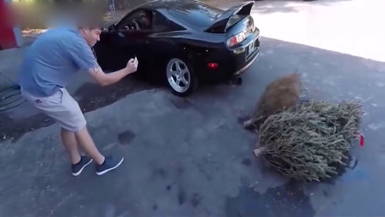 跑车一轰油门，后面的美女遭殃了，男子：能帮我点根烟吗？