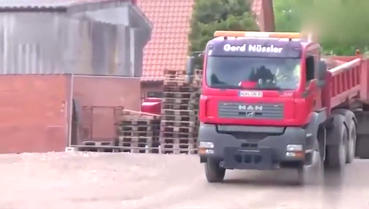 侧卸式的MAN卡车进行卸车，你没看到过吧！