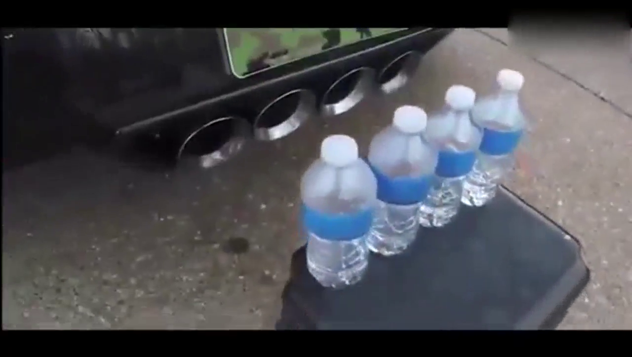 跑车排气管后放四瓶矿泉水，一脚油门后，你就会懂为什么它这么贵