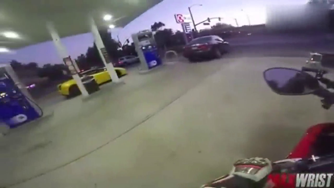 加油站看到一辆跑车，不比比速度内心真不舒服！