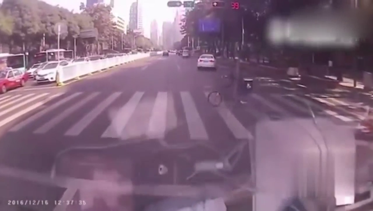 “鬼探头”的惊心瞬间：有些电动车、三轮车、行人永远不看路！