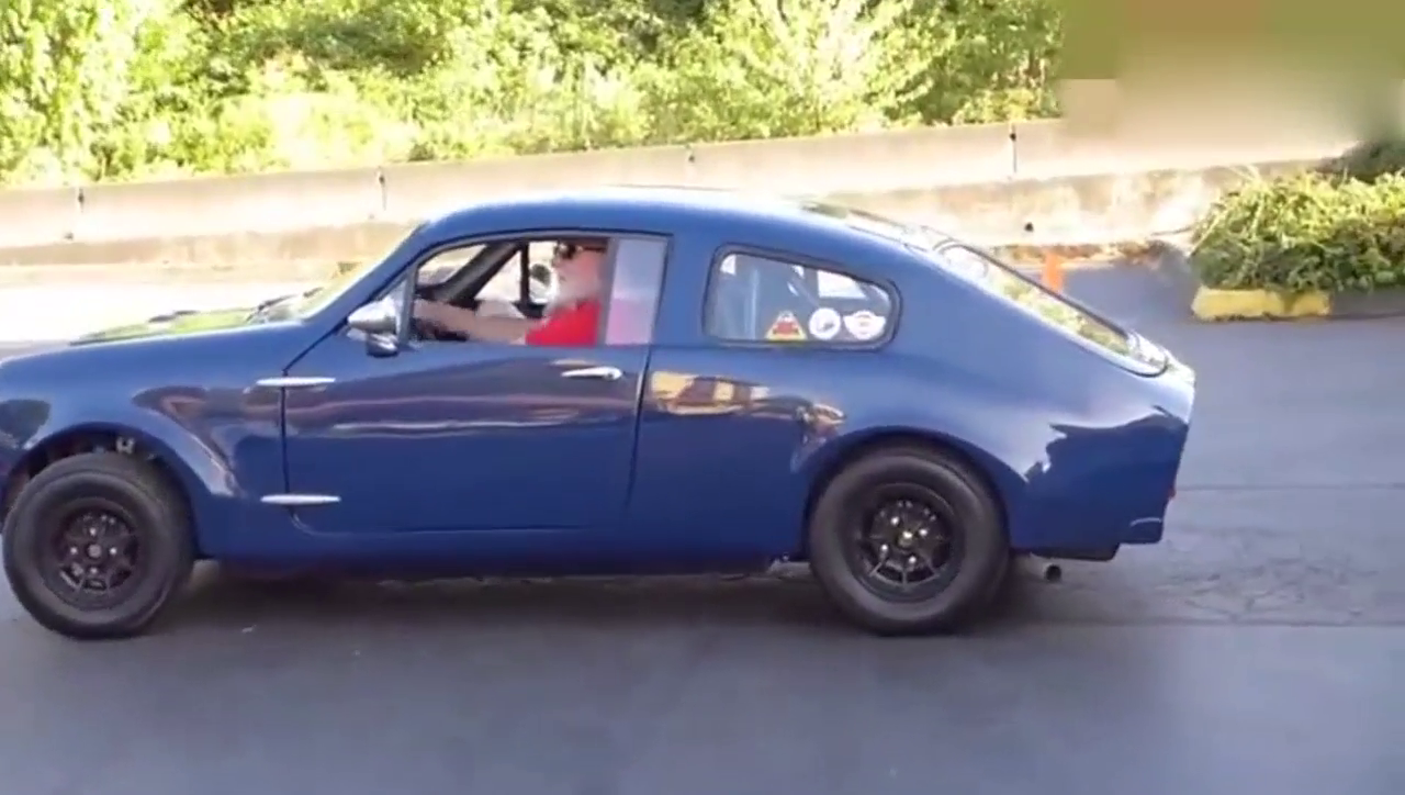 可能是世界上最小的跑车，两个大汉怎么做进去的