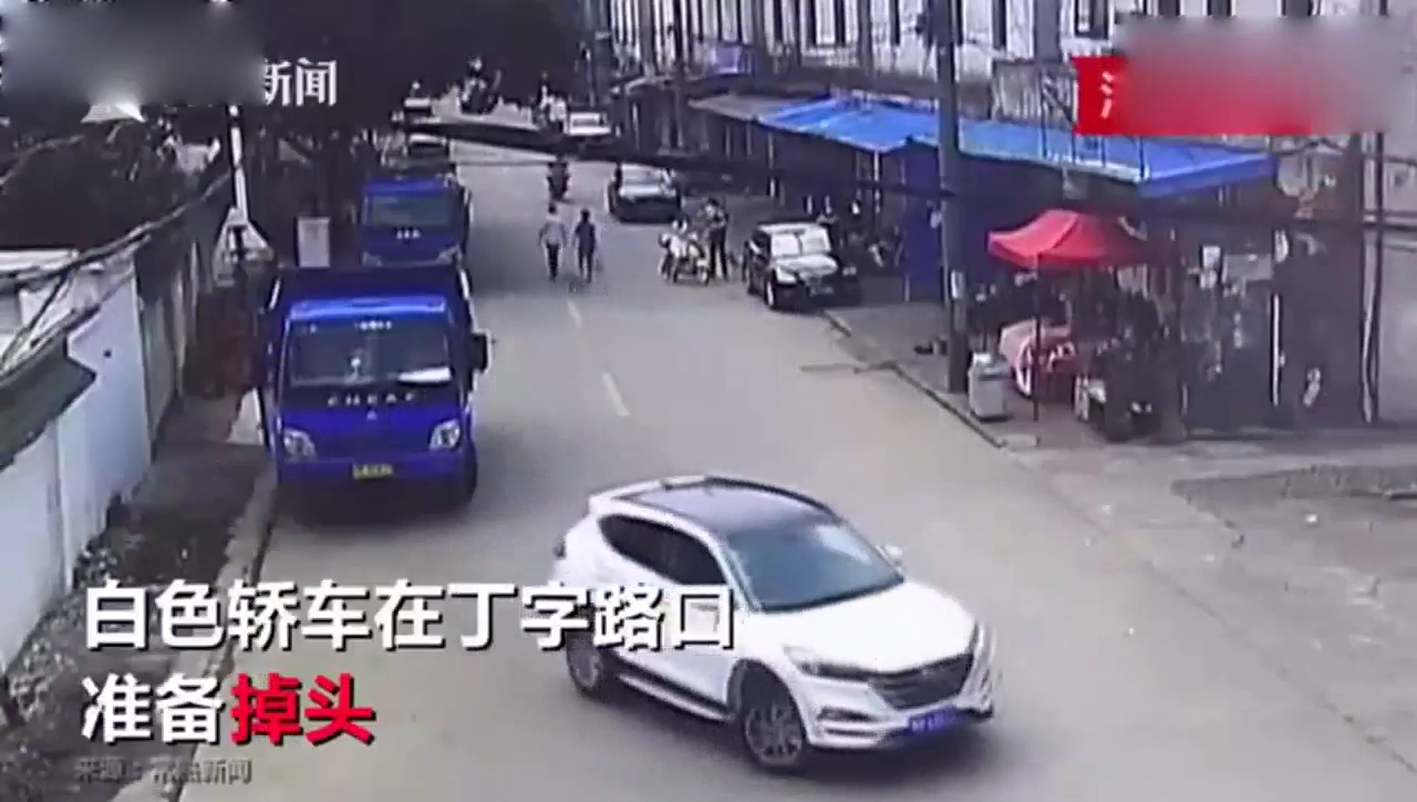 惨不忍睹 女司机倒车带电动车一起穿墙