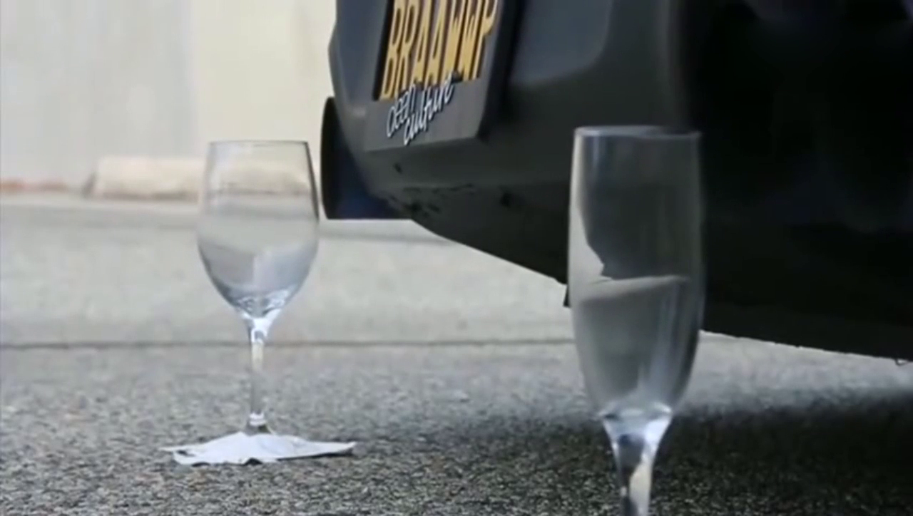 超级跑车到底有多牛？排气后面放两只酒杯就明白了