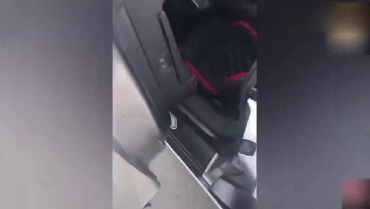 朋友说买了一辆跑车，开门时候总感觉怪怪的，难道豪车都这样吗