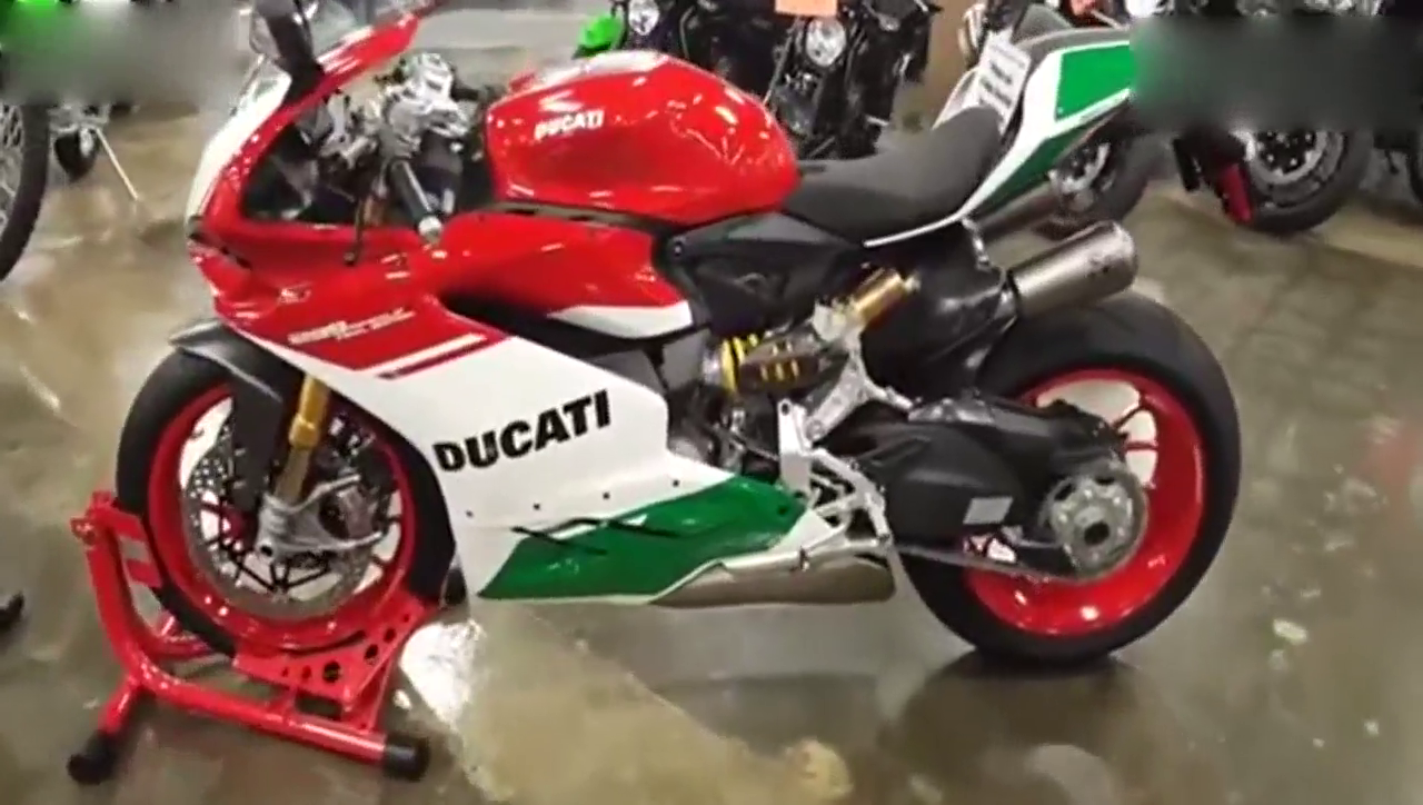 车行里的杜卡迪旗舰跑车，光看着都是一种享受！