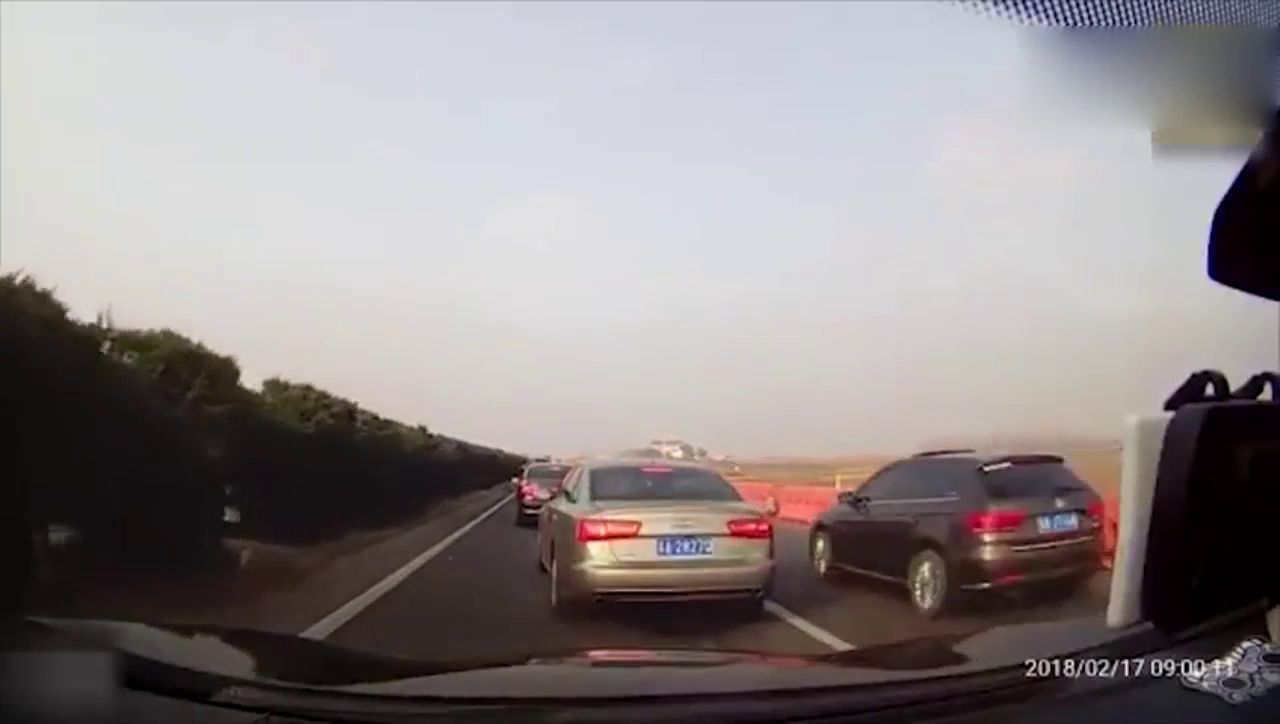 车技高超的出租车, 不保持车距的结果!