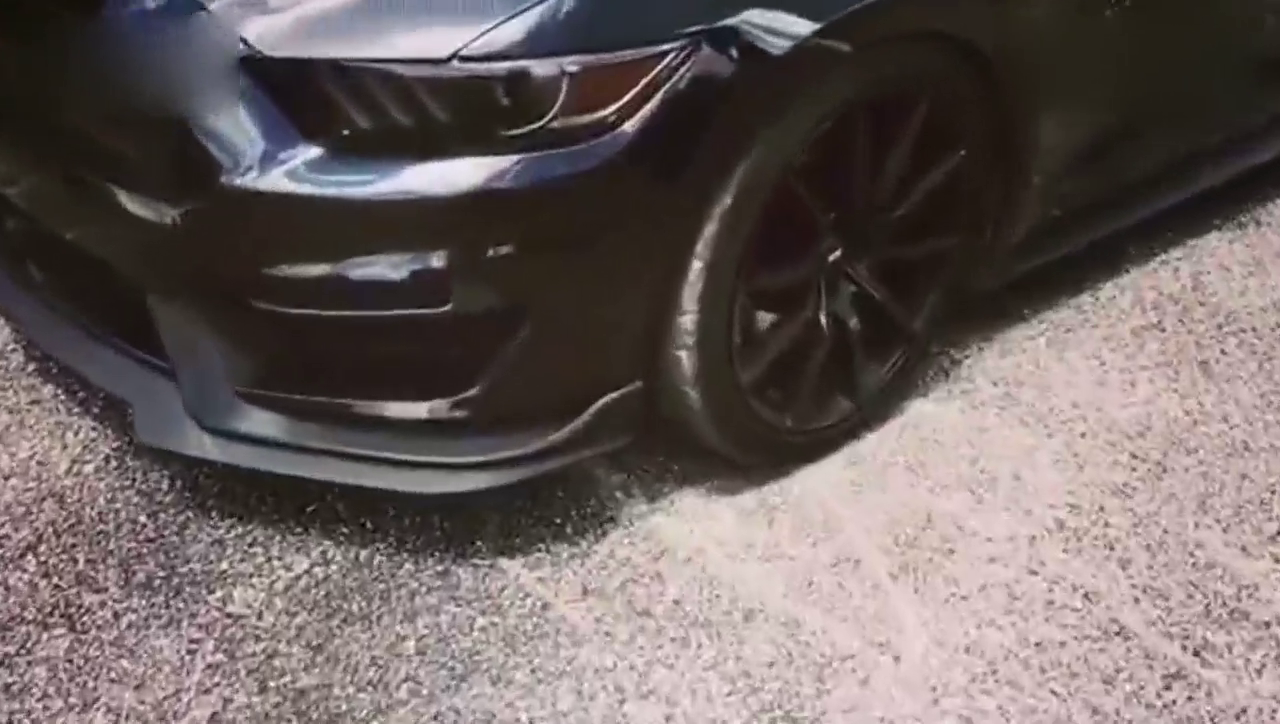 亲民的跑车，福特-野马，近景视角的展现