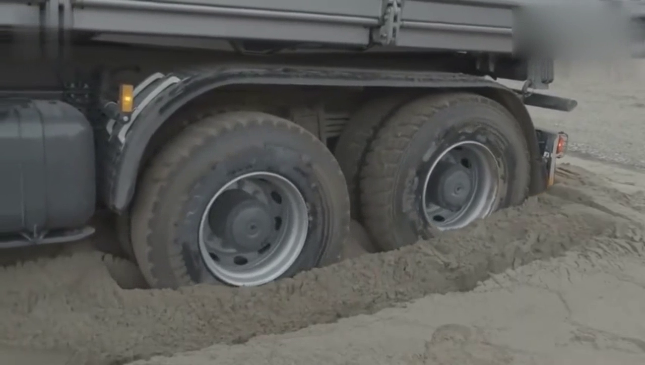 奔驰货车打滑，国内卡车司机呵呵一笑