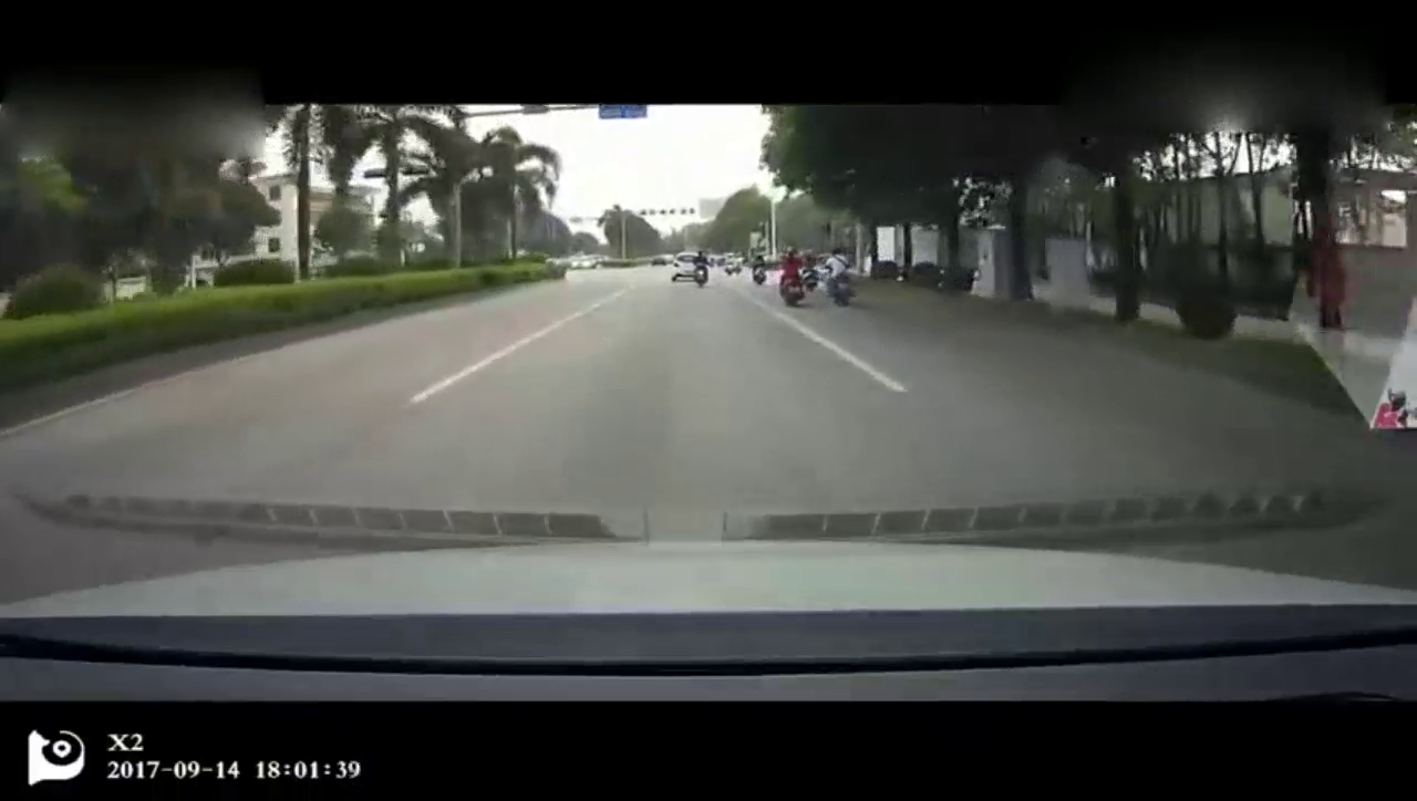 妹子骑着电动车这走位就服你，一看还真是身手不凡