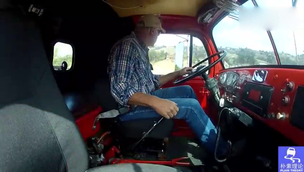 两脚离合器和不踩离合换挡，美国卡车司机开1959年卡车炫技