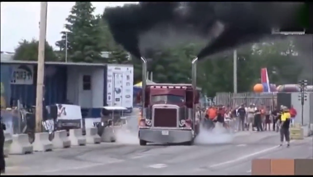 两辆擎天柱卡车比赛! 有一辆急眼了为了加速排气筒冒火啊
