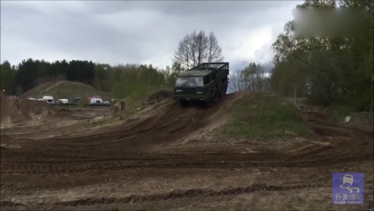 两辆强悍的太脱拉越野卡车合力拖拽，扯断一辆小轿车