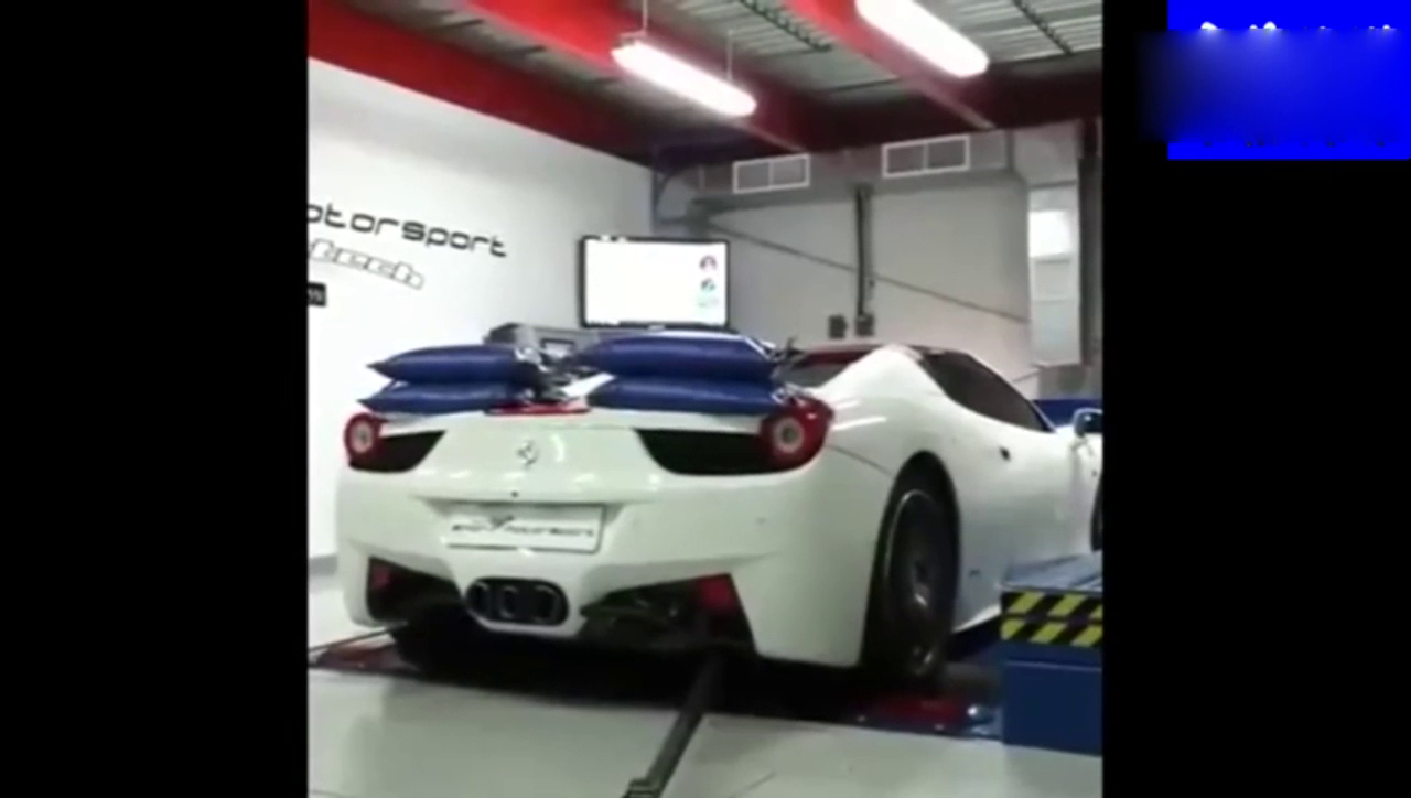 听一下豪华跑车 加油门的咆哮声音