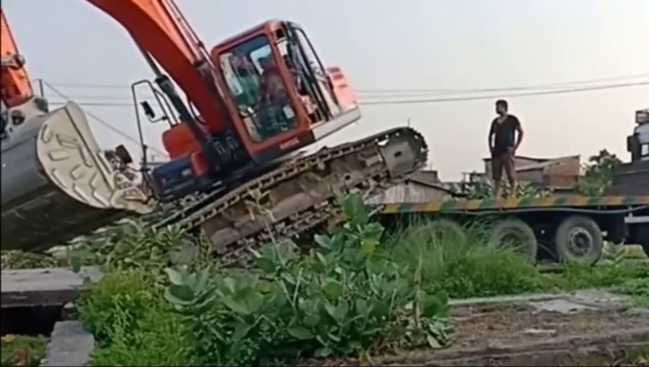 老司机开挖掘机上卡车，这技术你们能给几分？