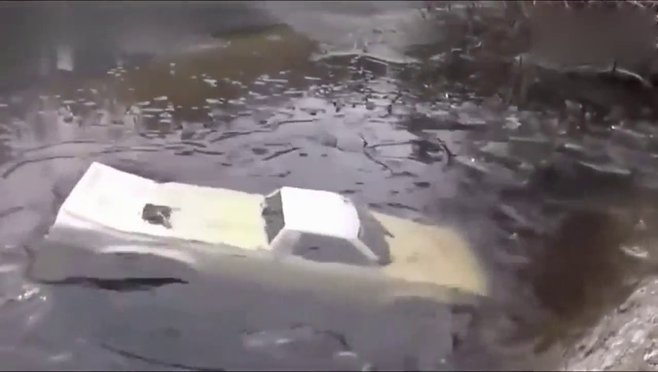 冰层底下有一辆的白色卡车，这家伙性能太牛了！