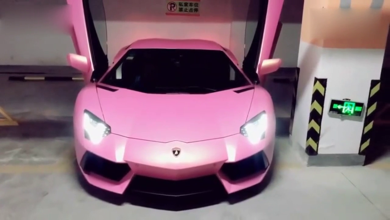 这个颜色跑车很少见 女生喜欢