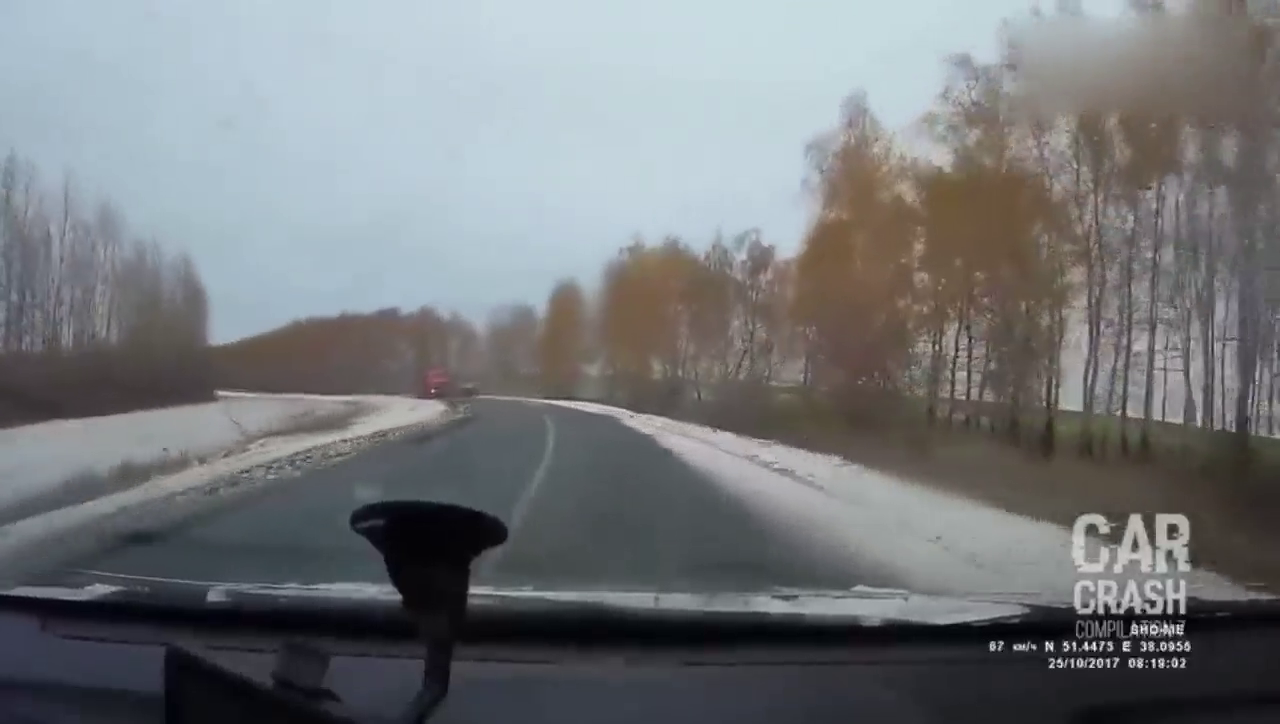 小汽车雪天速度过快失控，一头撞上对面驶来的大卡车