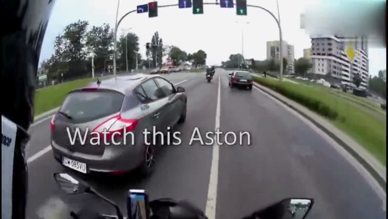 帅哥不好好开你的跑车，非要去追川崎，这下惨了吧！