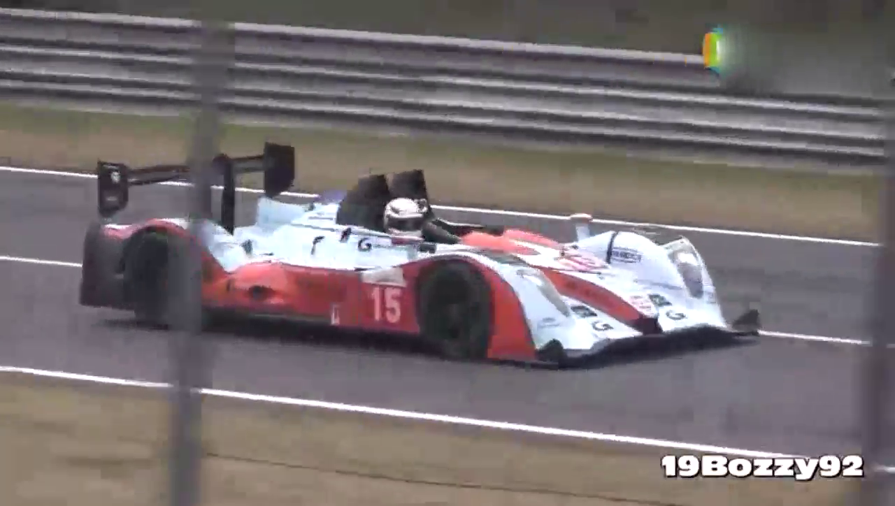 赛车上的奔驰跑车，你们能看清它在哪吗？太快了