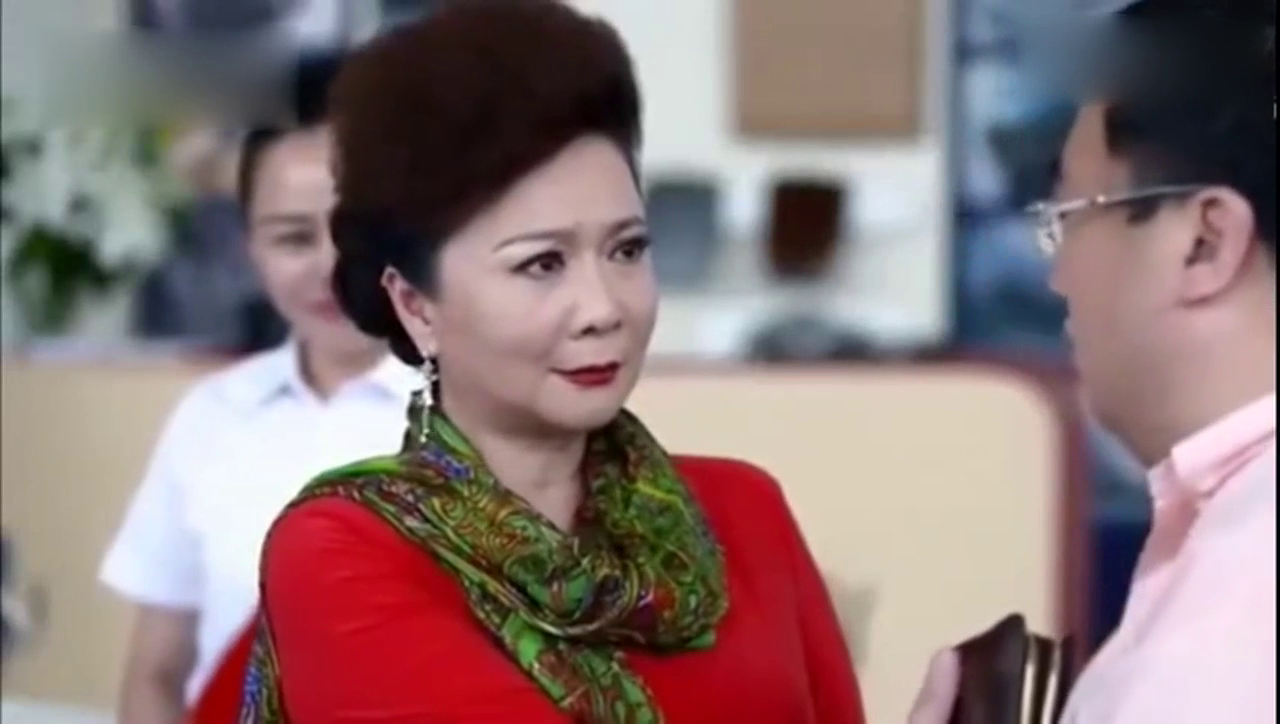 富婆看中一辆法拉利跑车，结果一脚油门冲破4S店大门，霸气