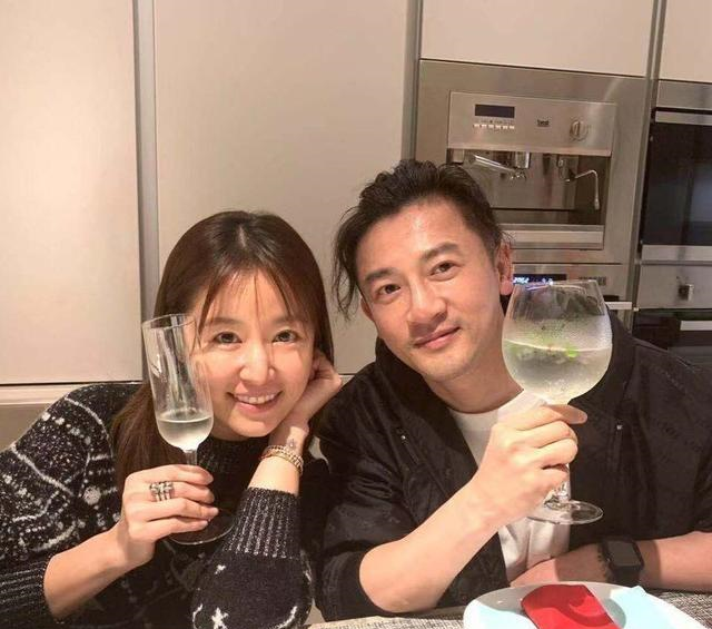 林心如与苏有朋开心对饮 苏有朋亲下厨摆盘为