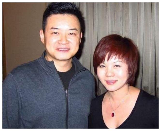 41岁李佳明生活照曝光 ，与妻子18岁相恋，今女儿已13岁生活幸福