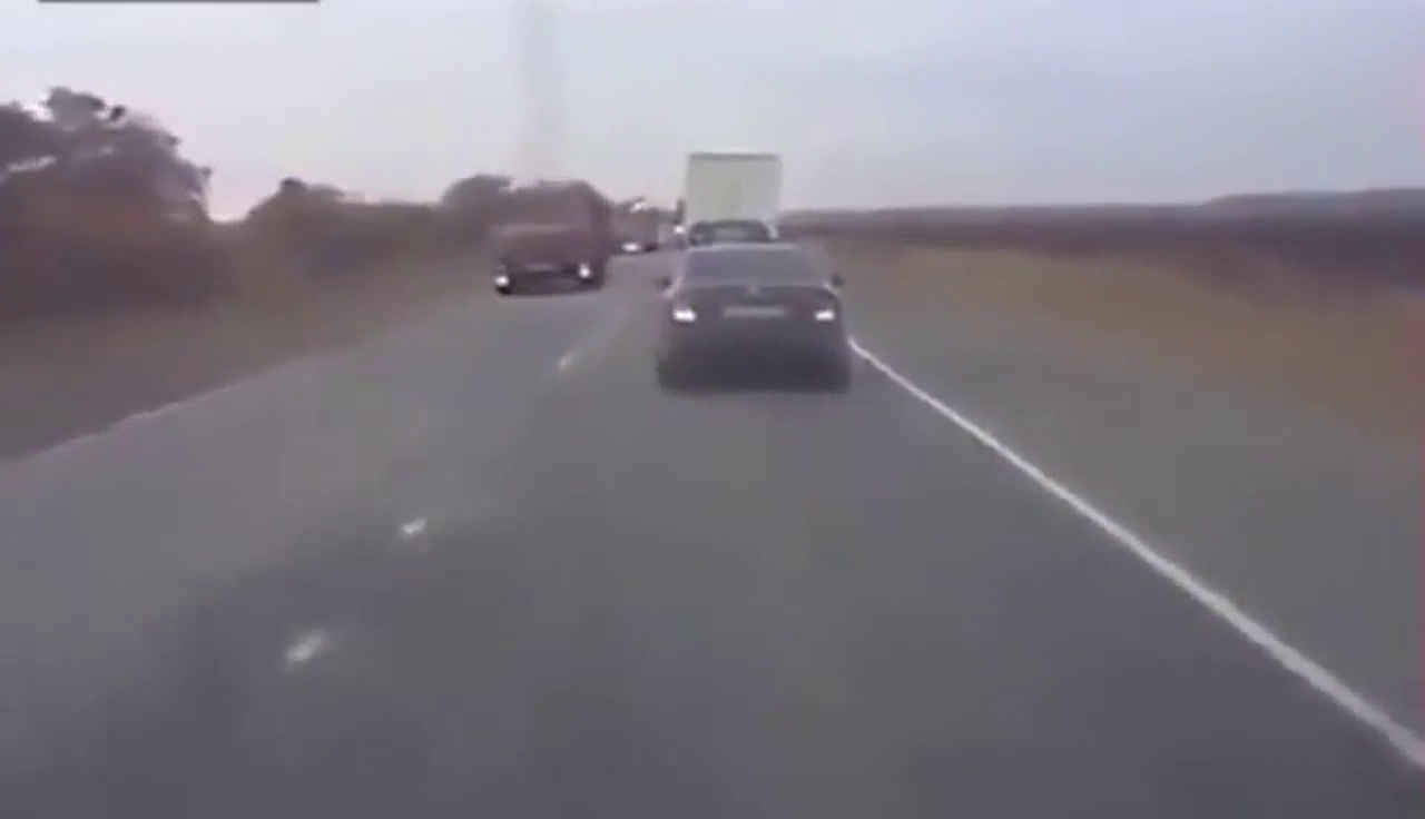 想变道超车被迎面过来的卡车KO