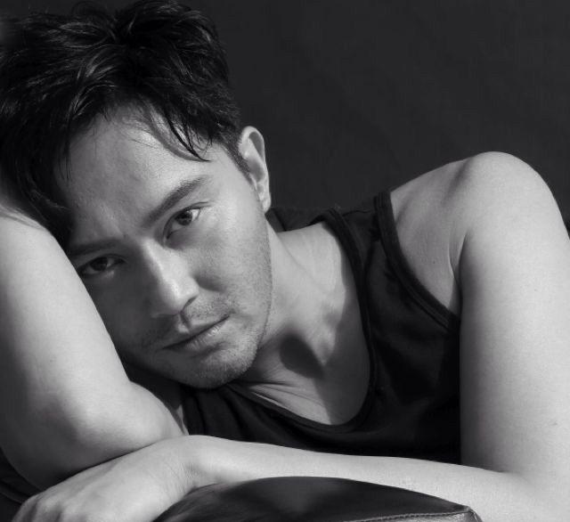 也是种男人味的体现,就好比上图中的张智霖,不开滤镜反倒变帅不少