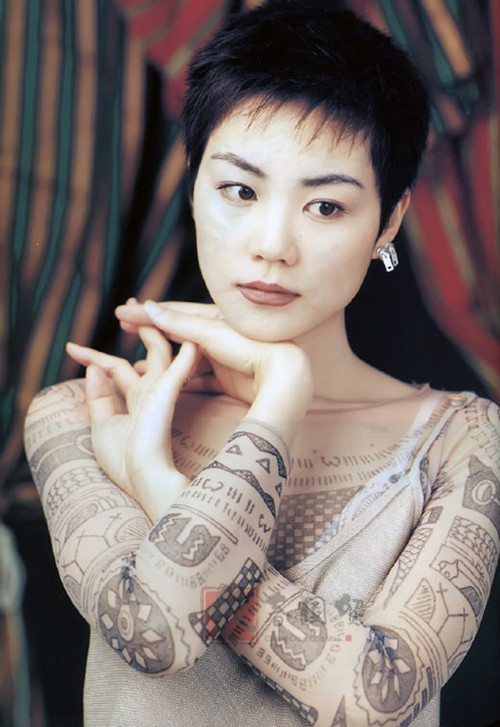 王菲25年前旧照曝光,短发造型青春靓丽,衣着打扮时尚前卫