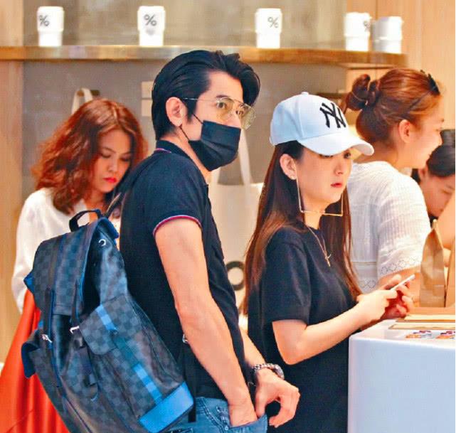 刘德华老婆女儿出行获4人近身保护，朱丽倩身材浮肿双下巴明显