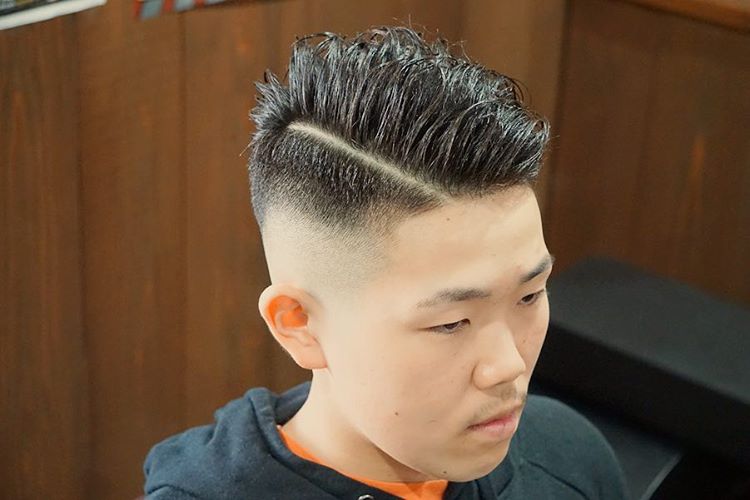 简单却显得清爽的男生短发，非常清爽利落,打造出浓郁的男人味