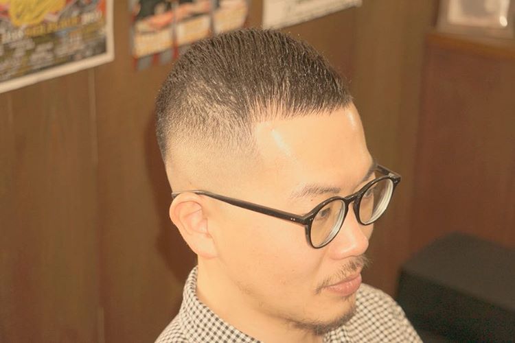 简单却显得清爽的男生短发，非常清爽利落,打造出浓郁的男人味