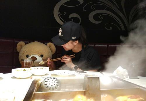 一个人来吃海底捞，却被服务员拉到“墙角”，顾客:我的大熊呢?