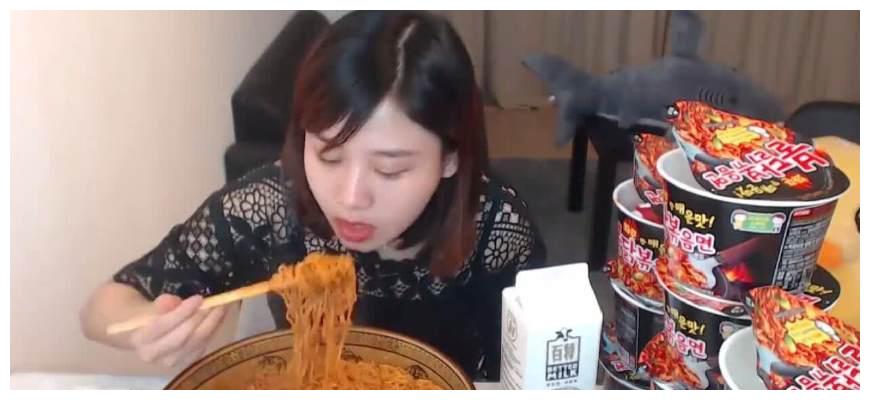 大胃王密子君吃10桶火鸡面,用时16分20秒,辣成"香肠嘴"!